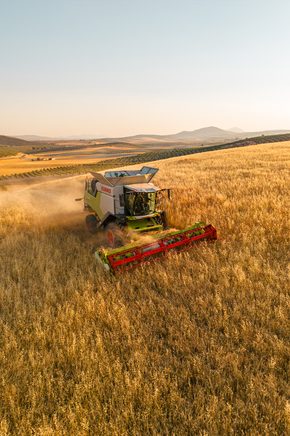 Vista aérea de cosechadora al atardecer, por UNARSIS